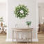 Couronne d'eucalyptus avec fleurs blanches - vert et blanc - décoration de porte de campagne, de fenêtre et de porche toutes saisons