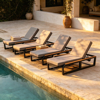 Chaise longue d'extérieur réglable à 5 positions avec coussin gris, chaise longue de patio inclinable en fer noir avec accoudoirs en bois de teck d'acacia pour la cour et le patio près de la piscine