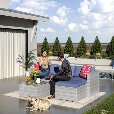 Ensemble de mobilier d'extérieur pour patio, canapé de conversation modulaire en osier résistant aux intempéries 5 pièces avec table basse en verre et coussins moelleux amovibles, petit ensemble de canapé d'extérieur pour balcon, bord de piscine, c