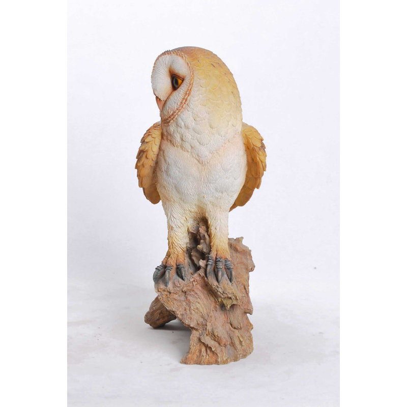 Statue hibou on branch