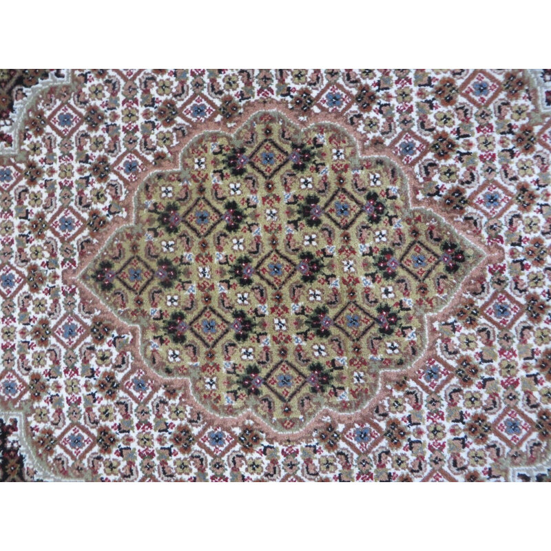 Tapis noir unique de 7 pi 11 po x 7 pi 11 po