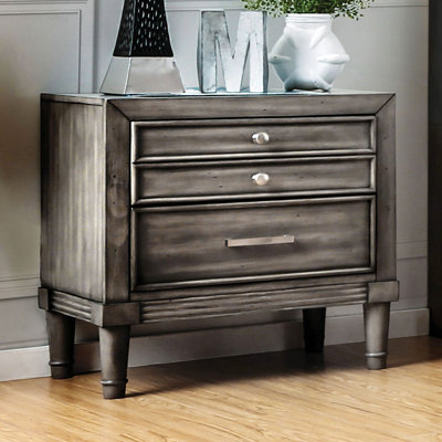Table de chevet contemporaine en bois massif gris avec poignées élégantes et tiroir de rangement dissimulé, 59,7 cm (l) x 40,6 cm (p) x 61 cm (h), style transitionnel moderne, tiroirs doublés de feutre, bouton rond en nickel.
