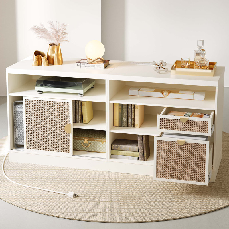 Classeur latéral Adonia en bois de 160 cm de large avec serrure, idéal pour le bureau à domicile, et doté d'une prise électrique intégrée, en rotin blanc.