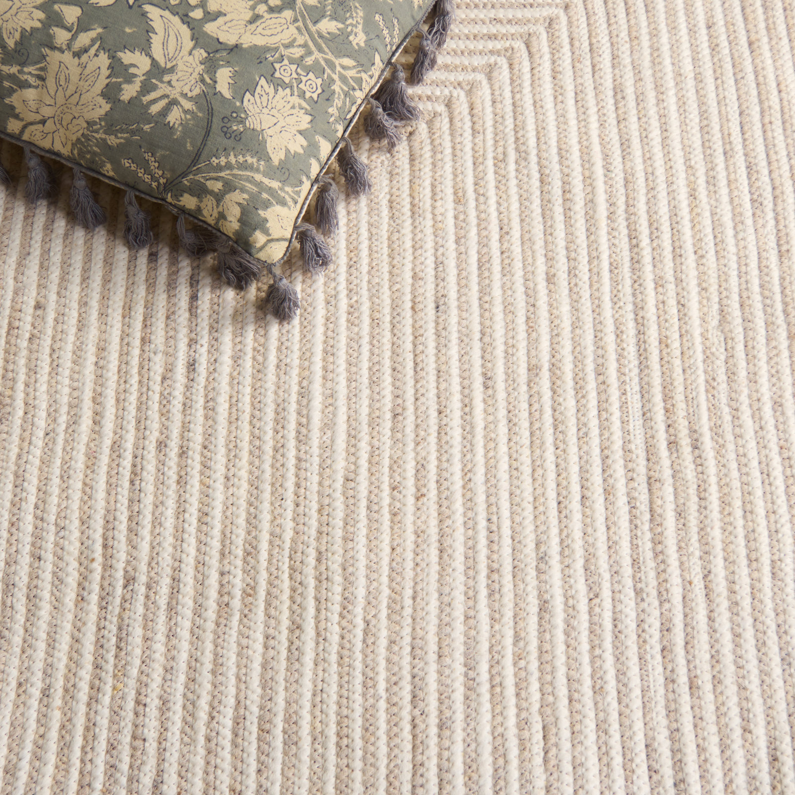 Aria Beige Ivory Hand-Woven Geometric Wool Rug, Rectangle 5' x 8'
