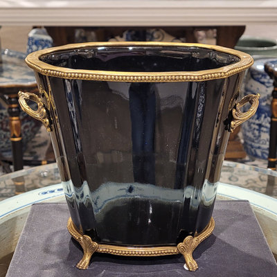 Pot à fleurs cache-cache en porcelaine noire et bronze Ormolu