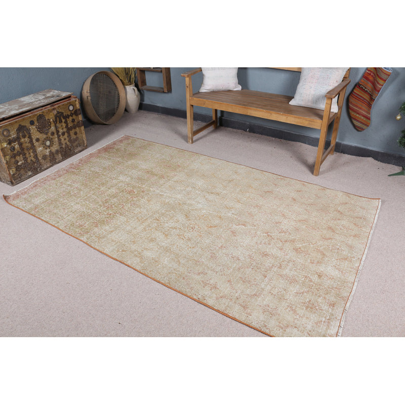 Tapis turc tissé à la main dans des tons neutres avec des motifs subtils, idéal pour tout espace de vie