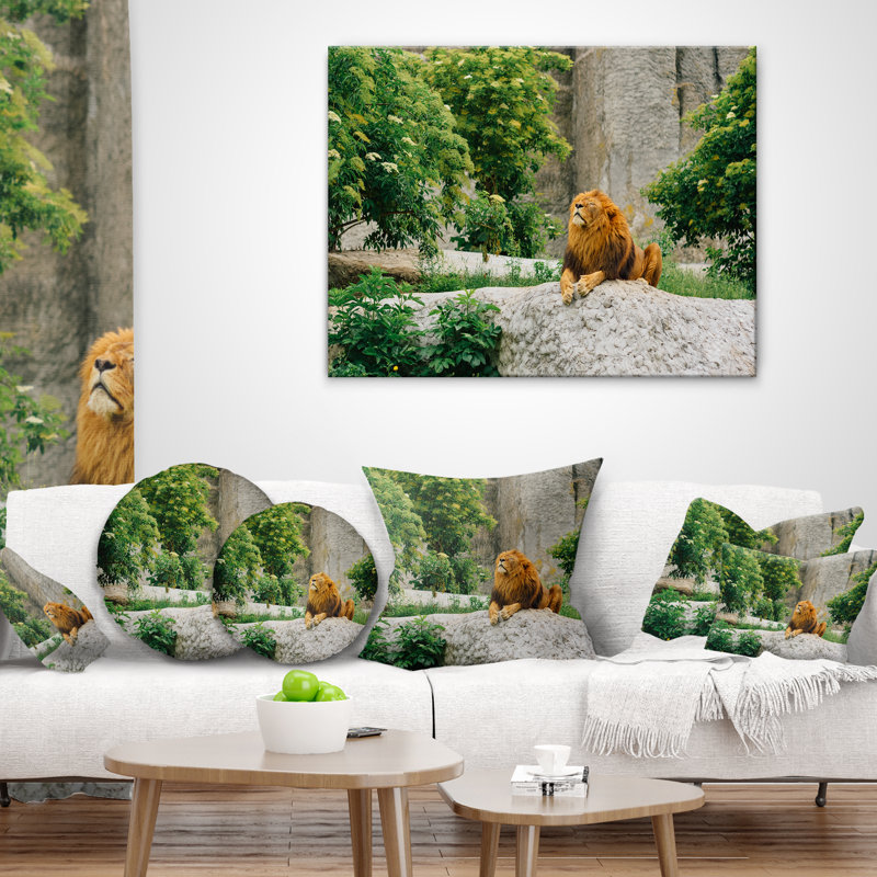 Grand lion imprimé sur des pierres dans un coussin de zoo, 18 po x 18 po, Coussin décoratif