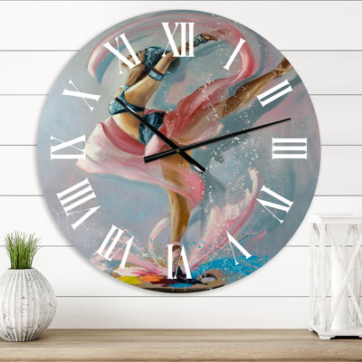 Gracieusement femme dansant dans des drapeaux roses - Horloge murale traditionnelle