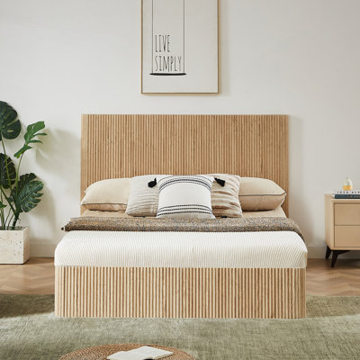 Structure de lit avec rangement relevable et lignes ondulées en bois sans sommier