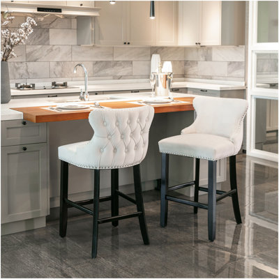 Mobilier, tabourets de bar contemporains rembourrés de velours avec boutons capitonnés et pieds en bois, garniture cloutée en chrome, chaises de bar de style loisir, tabourets de bar, ensemble de 2 (beige)