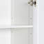 Armoire de rangement blanche avec grand panier à linge blanc