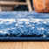 Tapis bleu marine à motif géométrique Cobos