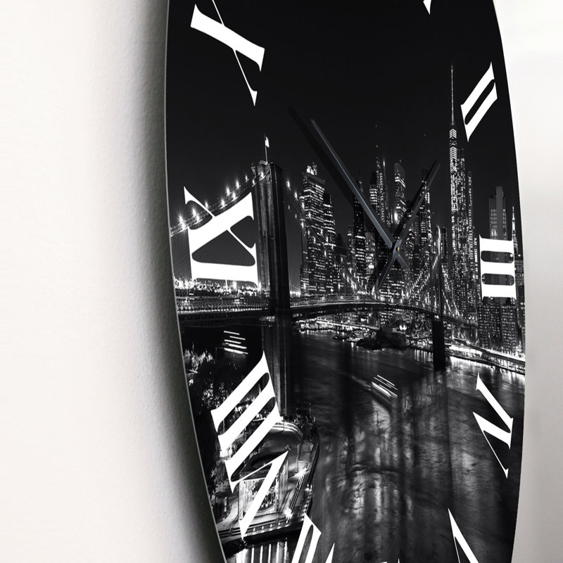 Image en noir et blanc de l'horizon de Manhattan - horloge murale Colonial, Moyen