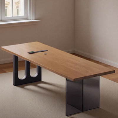 Bureau moderne en bois massif avec plateau épais