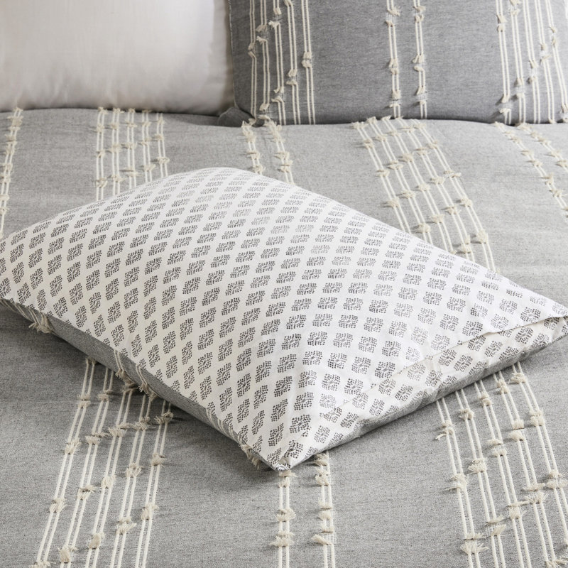 3 pièces d'édredon en coton gris double / grand. 100% coton. Rayures sur fond gris. Revers avec design. Barre cachée. 2 taies décoratives assorties. Lavable à la machine. Lit double / grand. Couleur brodée
