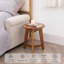 Table d'appoint ronde en bois d'acacia massif - table de bout au fini naturel pour le salon ou la chambre à coucher, table d'appoint compacte avec base robuste à trois pieds