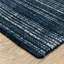 Tapis touffeté à rayures bleu marine et bleu en laine et viscose Shafia-494196729