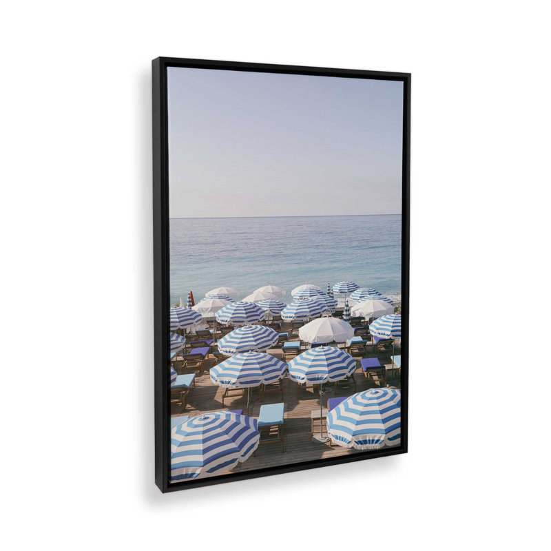 Parasols bleus par le rivage sur toile, H 12,75 po x l 8,75 po, Cadre flottant noir satiné