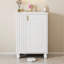 Meuble-lavabo classique 24 po avec lavabo en céramique - Structure en bois de pin massif, porte à fermeture en douceur avec tablette à 2 niveaux, espace de rangement latéral ouvert et sous-lavabo, armoire autoportante pour petites salles de bain-1138914548