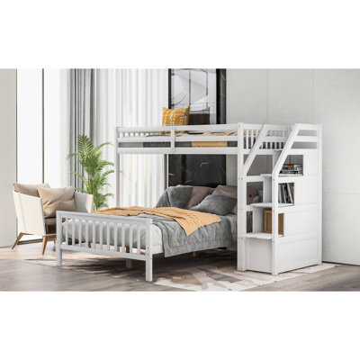 Lit mezzanine simple au-dessus d'un lit double blanc, escalier et rangement inclus avec lit intégré pour des années d'utilisation
