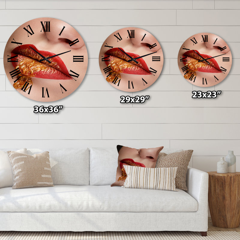 Gros plan sur les lèvres avec maquillage rouge et or - horloge murale moderne, Surdimensionné