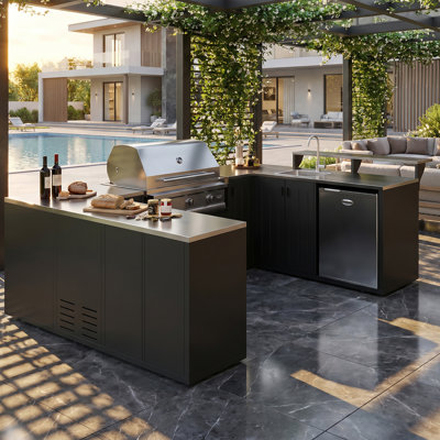 Ensemble d'îlot de cuisine d'extérieur moderne avec comptoirs en acier inoxydable, évier intégré, rangement pour poubelle et sièges de bar pour le barbecue dans la cour arrière