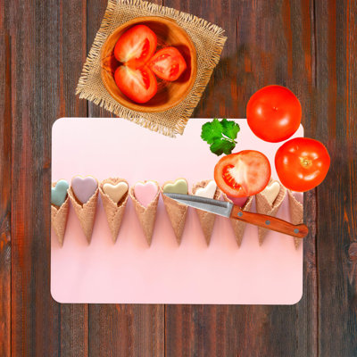 Conception de cône de glace rose sur une planche à découper contemporaine en verre trempé pour un ajout amusant et élégant à votre collection d'accessoires de cuisine
