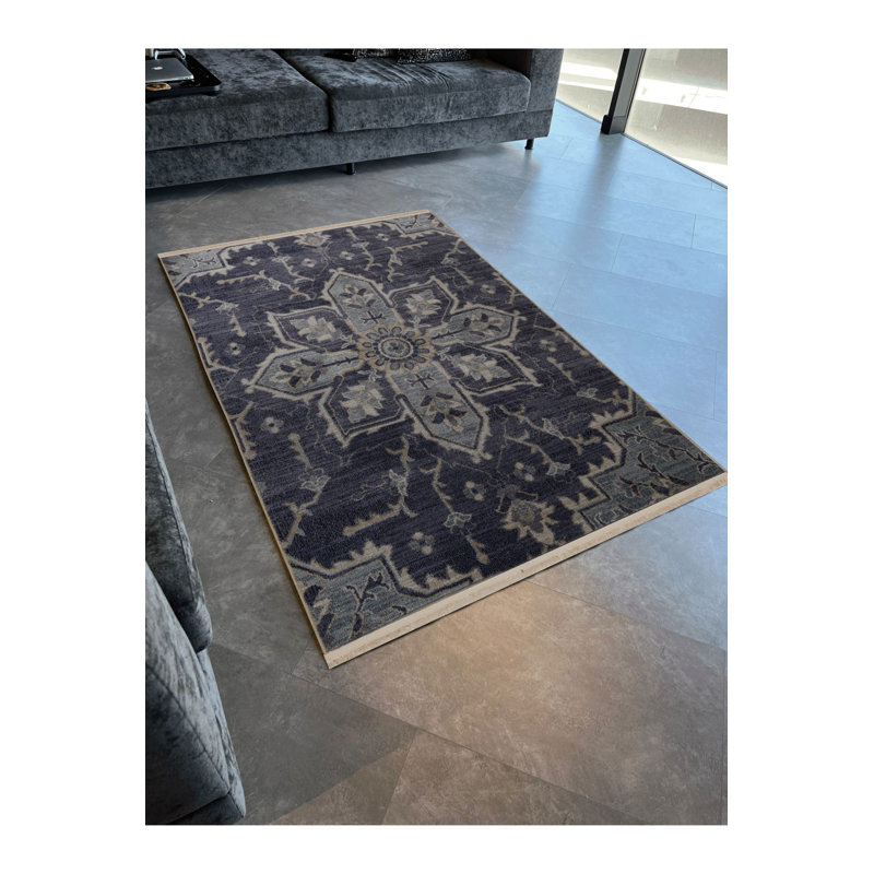 Tapis décoratif à motif floral foncé foncé à motif floral foncé, Sous-tapis rectangulaire de 3 pi 3 po x 4 pi 11 po