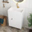 Meuble-lavabo blanc en panneau de fibres à densité moyenne de 20 po avec lavabo en céramique, porte à motif de losanges, poignée dorée et tablettes de rangement latérales avec barre à serviettes-406380546