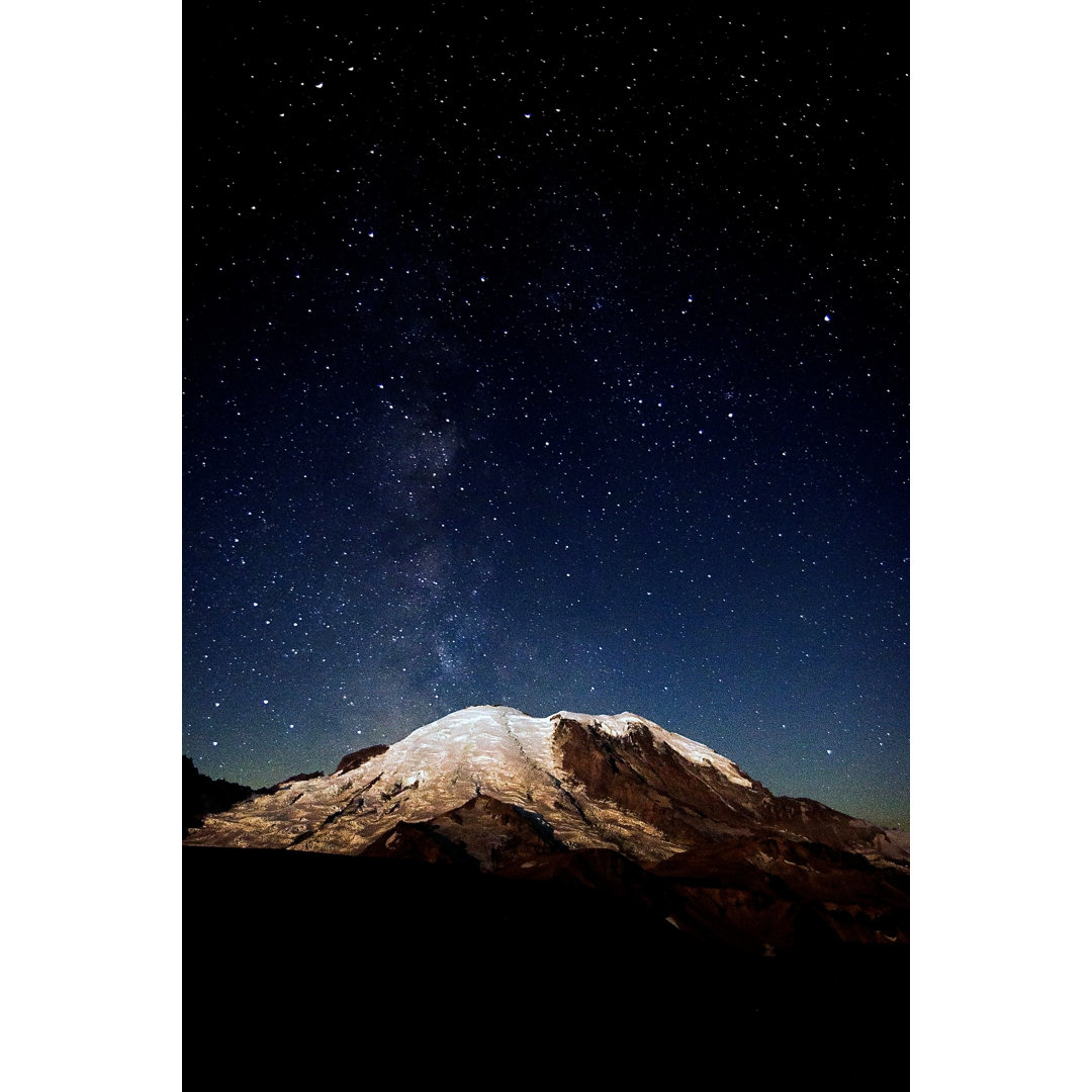 Mount Rainier bei Nacht von Jeffhochstrasser - Drucken