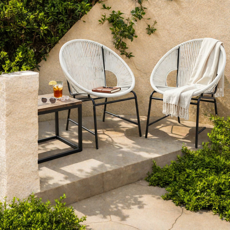Ensemble de chaises de patio durables et modernes, fer et rotin blanc, élégance extérieure