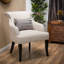 Fauteuil de salon beige recouvert de tissu pour une ambiance relaxante