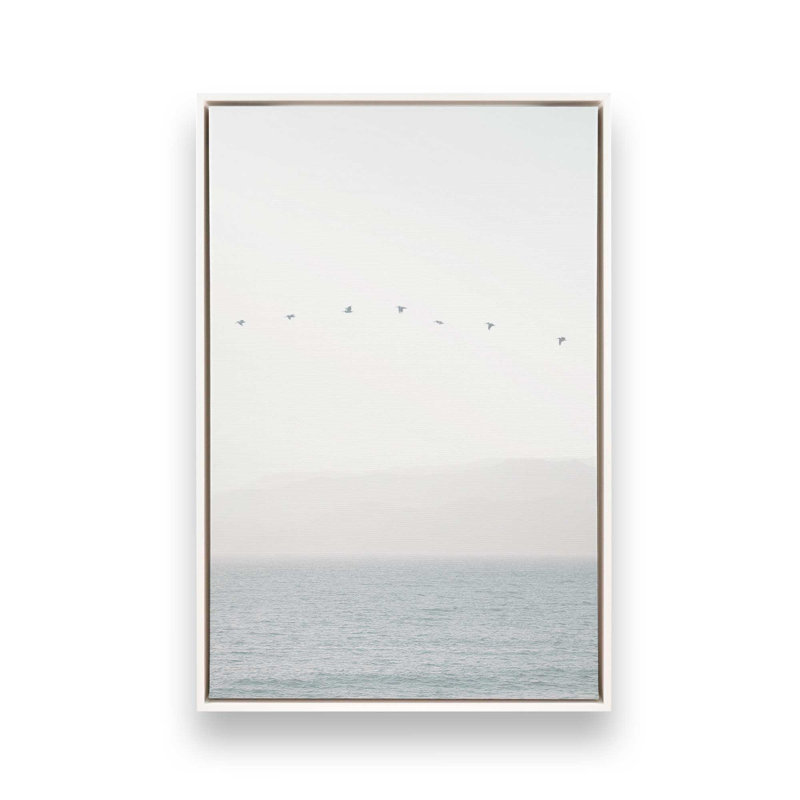Impression sur toile Seaside Flight, H 30,75 po x l 20,75 po x P 1,75 po, Cadre flottant blanc opaque