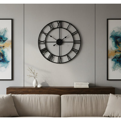 Une grande horloge murale en métal noir de 24 pouces avec des chiffres romains et un design silencieux, parfait pour améliorer l'ambiance de votre salon et faire un cadeau de pendaison de crémaillère idéal.