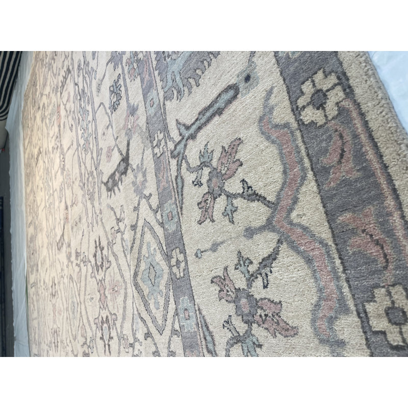 Ushak Oriental Area Rug in Ivory