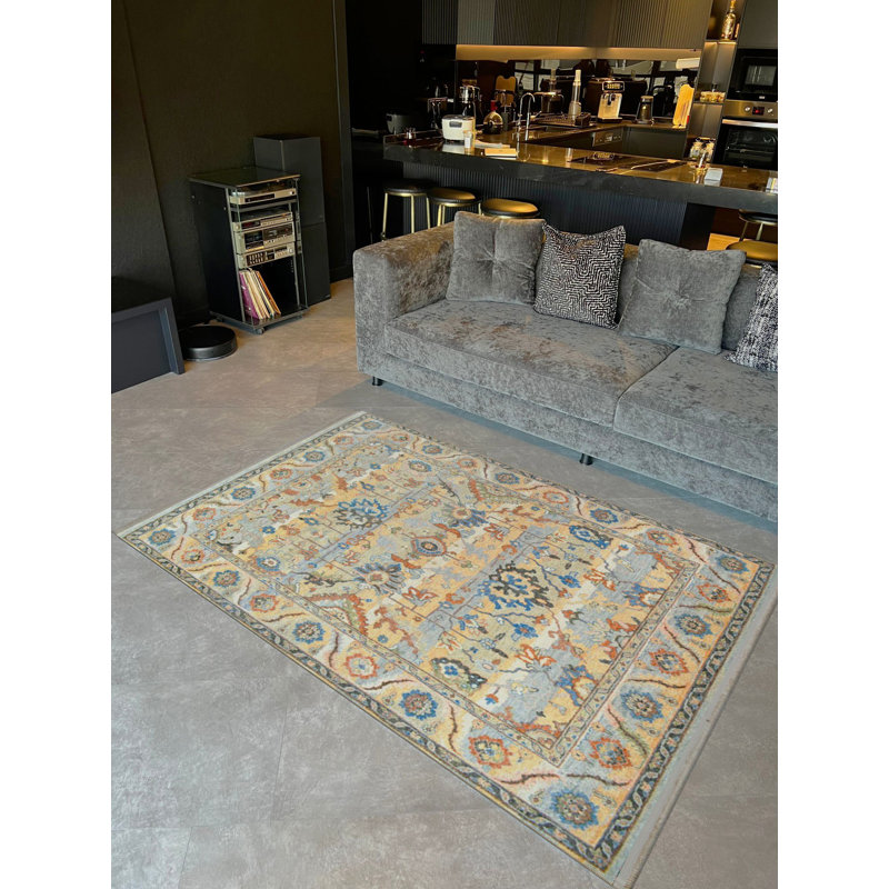 Tapis décoratif à motif floral beige et motif floral traditionnel de la collection Barcelona