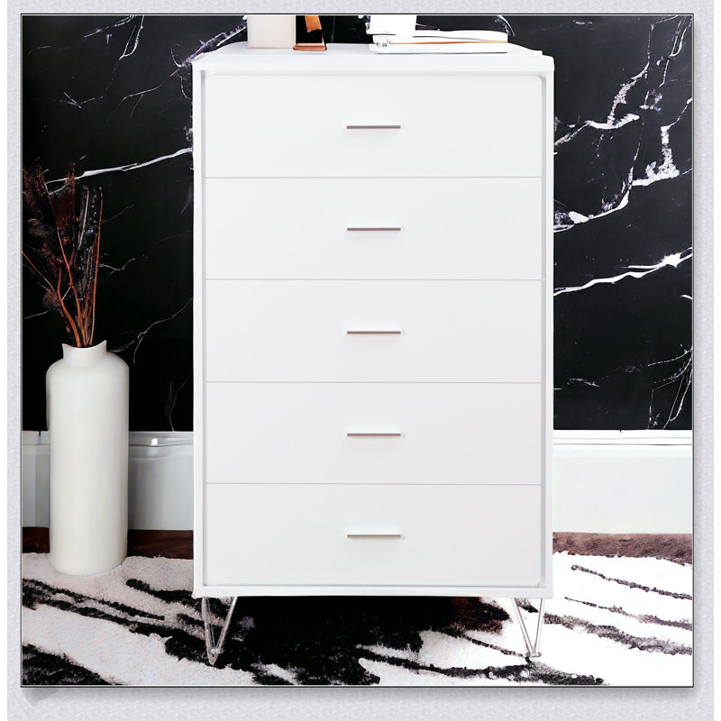 Commode blanche à 5 tiroirs avec poignées simples pour des solutions de rangement modernes et spacieuses