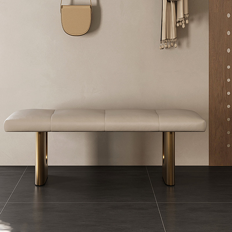 Long banc en cuir beige avec revêtement en bois et hall d'entrée moderne