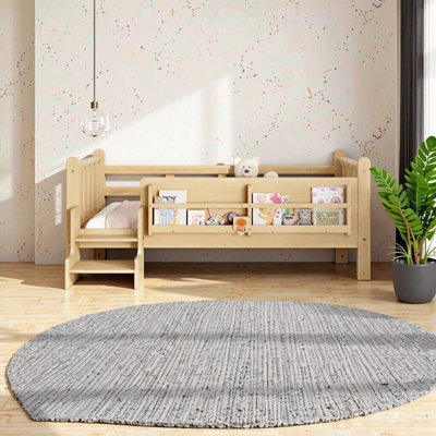 Lit simple au sol en bois massif avec bibliothèques de rangement et garde-corps - Lit pour enfant peu encombrant, sans sommier, finition naturelle claire