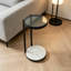 Table d'appoint moderne et mince en forme de C, table de chevet ronde à 2 niveaux avec plateau en verre fumé, base d'aspect marbre blanc et structure en métal noir pour salon et chambre