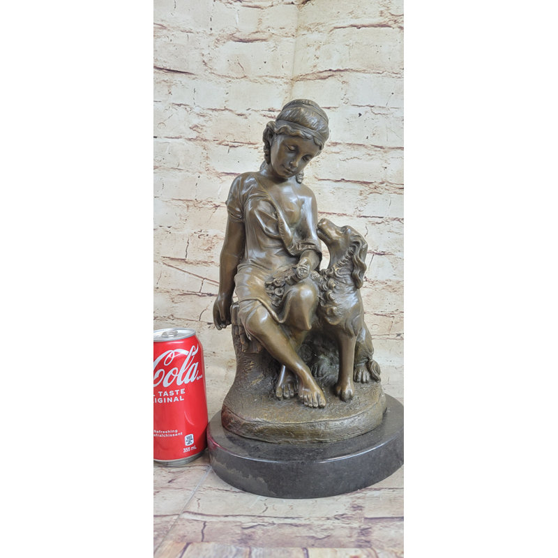 Sculpture de jeune fille avec chiot Ocracoke