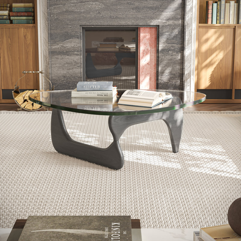 Table basse abstraite à plateau triangulaire de qualité supérieure de 51 po de style Mid-Century avec base en bois massif