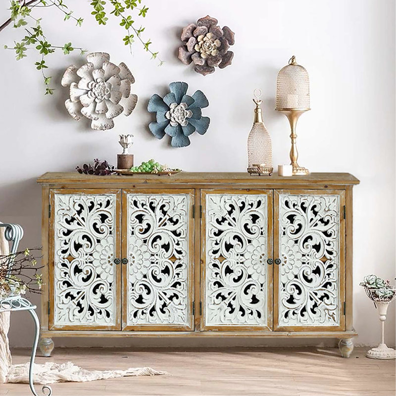 Buffet d'appoint moderne à 4 portes. Aspect vieilli, idéal pour une entrée ou un couloir. Finition peinte, aspect vieilli, fonctionnel.