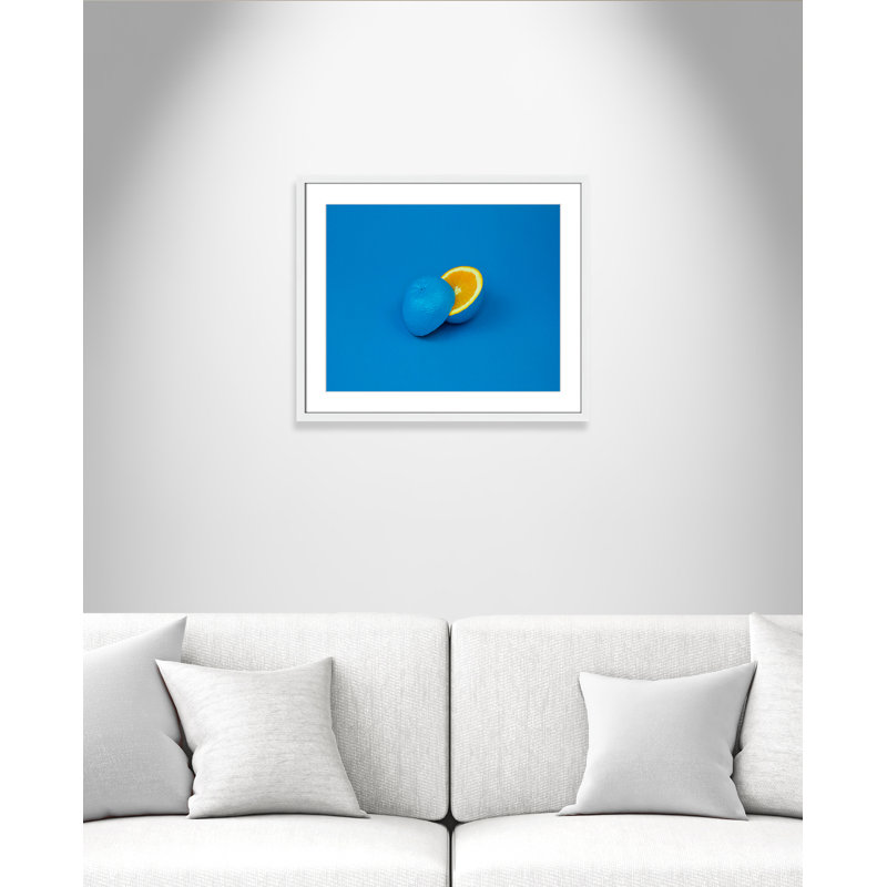 Pop orange en bleu par Davisuko, H 21,5 po x l 25,5 po x P 1,25 po, Papier blanc encadré, Blanc