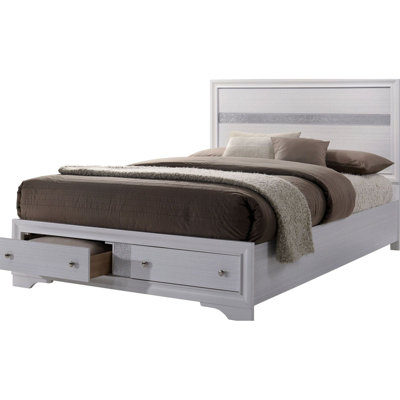 Grand lit avec tiroirs dans une chambre à coucher blanche contemporaine - Fabrication à tiroirs