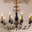 Lustre vintage français de luxe en laiton massif et céramique, 90 cm (35,43 po), orné de détails sculptés – Éclairage élégant pour salle à manger et salon.