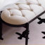 Long banc tapissier en cuir blanc