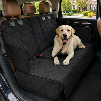 Avec une largeur de 53 pouces, cette housse noire imperméable pour siège arrière de chien s'adapte à l'accoudoir central de la plupart des voitures, VUS et camions et offre une protection durable pour le siège de votre animal de compagnie.
