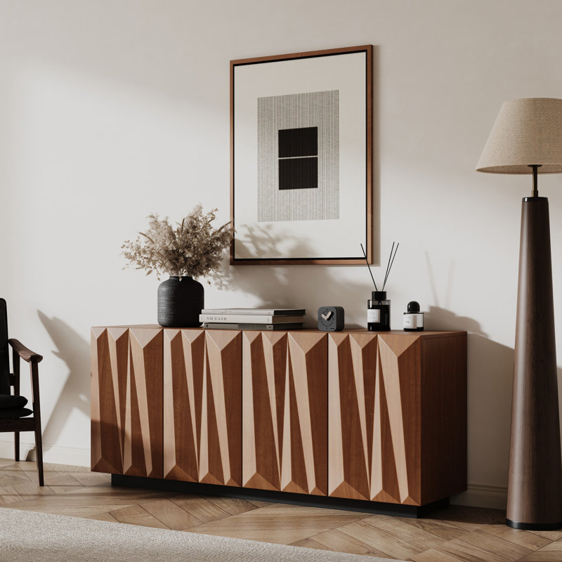 Buffet de style Mid-Century de 152 cm (60 po) avec portes à motif géométrique triangulaire 3D, 4 compartiments, hauteur 66,5 cm (26,2 po), fini noyer. Parfait pour la décoration intérieure.