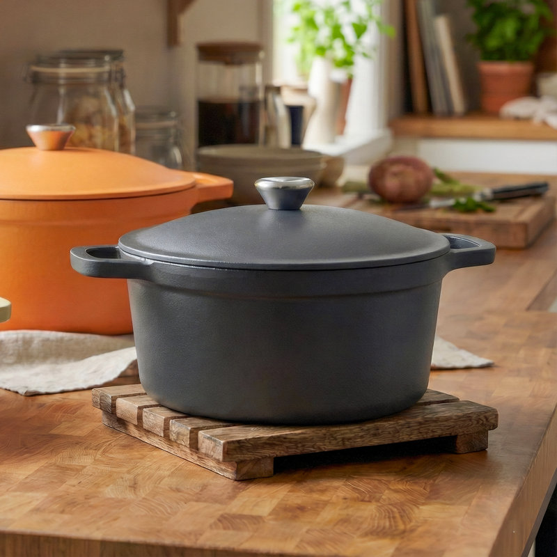 Commichef Lightweight Cast Iron Enamelled Cast Iron Dutch Oven, Black, 4.5
